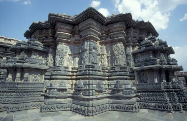 Hindistan 'ın Karnataka ilindeki Belur kasabasındaki Keshava, Kesava veya Vijayanarayana Tapınağı gibi taş oyma figürleriyle Hindu Chennakeshava Tapınağı kalıntıları. Hindistan, Karnataka, Mart 1998  