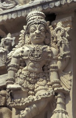 Hindistan 'ın Karnataka ilindeki Belur kasabasındaki Keshava, Kesava veya Vijayanarayana Tapınağı gibi taş oyma figürleriyle Hindu Chennakeshava Tapınağı kalıntıları. Hindistan, Karnataka, Mart 1998  