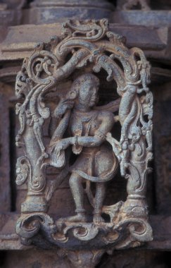 Hindistan 'ın Karnataka ilindeki Belur kasabasındaki Keshava, Kesava veya Vijayanarayana Tapınağı gibi taş oyma figürleriyle Hindu Chennakeshava Tapınağı kalıntıları. Hindistan, Karnataka, Mart 1998  