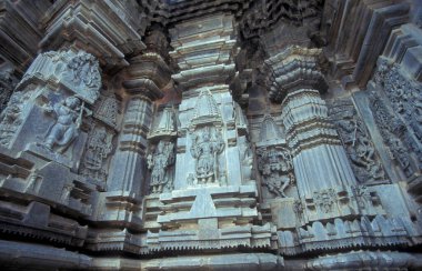 Hindistan 'ın Karnataka ilindeki Belur kasabasındaki Keshava, Kesava veya Vijayanarayana Tapınağı gibi taş oyma figürleriyle Hindu Chennakeshava Tapınağı kalıntıları. Hindistan, Karnataka, Mart 1998  