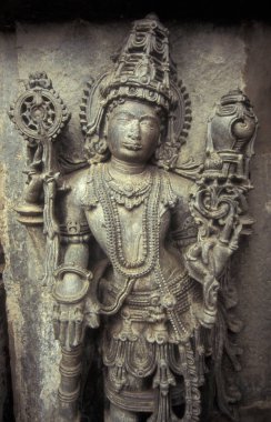 Hindistan 'ın Karnataka ilindeki Belur kasabasındaki Keshava, Kesava veya Vijayanarayana Tapınağı gibi taş oyma figürleriyle Hindu Chennakeshava Tapınağı kalıntıları. Hindistan, Karnataka, Mart 1998  