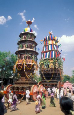 Hindistan 'ın Karnataka eyaletindeki Hampi kasabasındaki Virupaksha Tapınağı' ndaki Holi Hindu Tapınağı Festivali 'nde iki tapınak vagonu. Hindistan, Karnataka, Mart 1998