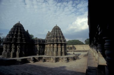 Hindistan 'ın Karnataka ilindeki Belur kasabasındaki Keshava, Kesava veya Vijayanarayana Tapınağı gibi taş oyma figürleriyle Hindu Chennakeshava Tapınağı kalıntıları. Hindistan, Karnataka, Mart 1998  