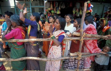 Hindistan 'ın Karnataka eyaletindeki Hampi şehrinde bulunan Virupaksha Tapınağı' ndaki Holi Hindu Tapınağı Festivali 'nde hindistan cevizi seremonisi.. 