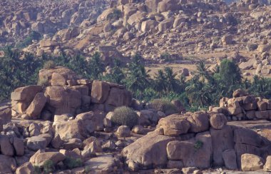 Hindistan 'ın Karnataka eyaletindeki Hampi şehrinin tipik Stones ve Hills manzarası.. 