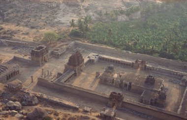 Achyuta Raya Tapınağı, Hindistan 'ın Karnataka eyaletinin Hampi şehrinde gün doğumunda Matanga Tepesi' nden gelen harabelerdir. Hindistan, Karnataka, Mart 1998 