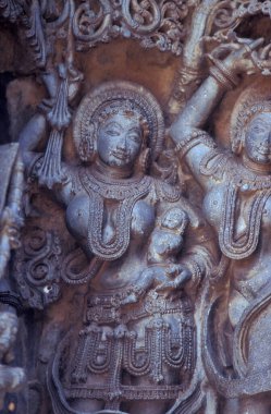 Hindistan 'ın Karnataka ilindeki Belur kasabasındaki Keshava, Kesava veya Vijayanarayana Tapınağı gibi taş oyma figürleriyle Hindu Chennakeshava Tapınağı kalıntıları. Hindistan, Karnataka, Mart 1998  