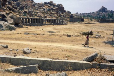 Hindistan 'ın Karnataka eyaletindeki Hampi şehrinin tipik Stones ve Hills manzarası.. 