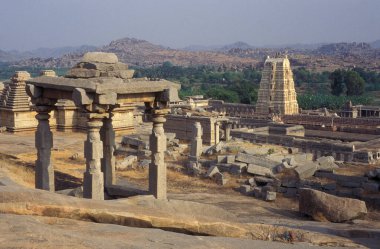 Hindistan 'ın Karnataka eyaletindeki Hampi kasabasındaki Virupaksha Tapınağı' nın kalıntıları. Hindistan, Karnataka, Mart 1998