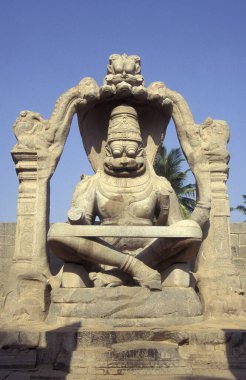 Hindistan 'ın Karnataka ilinin Hampi kasabası yakınlarındaki Shri Lakshmi Narasimha Tapınağı heykeli..   