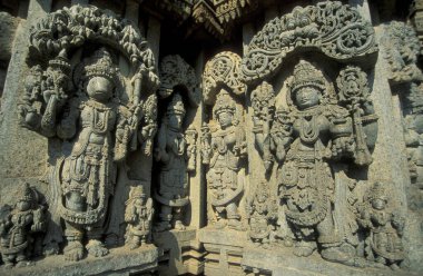 Hindistan 'ın Karnataka ilindeki Belur kasabasındaki Keshava, Kesava veya Vijayanarayana Tapınağı gibi taş oyma figürleriyle Hindu Chennakeshava Tapınağı kalıntıları. Hindistan, Karnataka, Mart 1998  