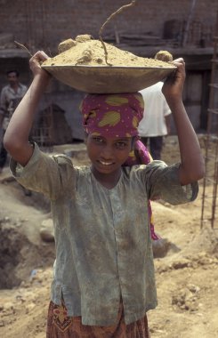 Hindistan 'ın Karnataka eyaletindeki Hampi kasabasında bir inşaat alanında çalışan bir kız. Hindistan, Karnataka, Mart 1998 