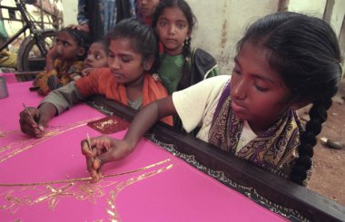 Aile Fabrikası 'ndaki çocuklar Hindistan' ın Karnataka ilinin Mysore şehrinde Batik Tekstil baskısını iş başında yaptılar. Hindistan, Mysore, Mart 1998