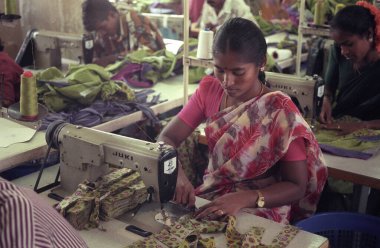 Hindistan 'ın Karnataka ilindeki Mysore şehrindeki bir tekstil ve giysi fabrikasında çalışan kadınlar. Hindistan, Mysore, Mart 1998