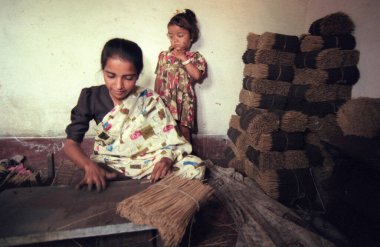 Hindistan 'ın Karnataka ilinin Mysore şehrinde Tütsü Aile Fabrikası' nın Genç Kadın ve Kızları çalışmaya devam ediyor. Hindistan, Mysore, Mart 1998