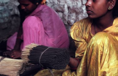 Hindistan 'ın Karnataka ilinin Mysore şehrinde Tütsü Aile Fabrikası' nın Genç Kadın ve Kızları çalışmaya devam ediyor. Hindistan, Mysore, Mart 1998