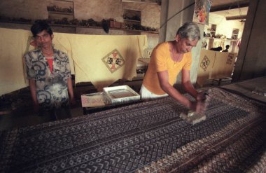 Aile Fabrikası 'ndaki erkekler Hindistan' ın Karnataka ilinin Mysore şehrinde Batik Tekstil baskısını iş başında yaptılar. Hindistan, Mysore, Mart 1998   