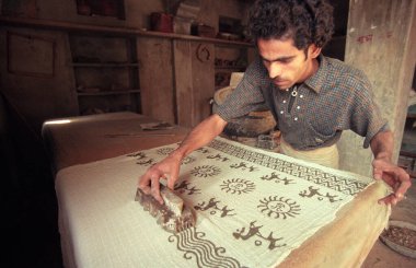 Aile Fabrikası 'ndaki bir adam Hindistan' ın Karnataka eyaletinin Mysore şehrinde Batik Tekstil baskısını iş başında yaptı. Hindistan, Mysore, Mart 1998   