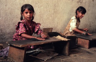 Hindistan 'ın Karnataka ilinin Mysore şehrinde Tütsü Aile Fabrikası kızları çalışmaya devam ediyor. Hindistan, Mysore, Mart 1998