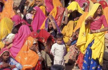 Geleneksel giyinmiş Rajasthani Kadınları Hindistan 'ın Rajasthan ilindeki Pushkar kasabasında düzenlenen geleneksel bir cenaze töreninde. Hindistan, Pushkar, Ocak 1998