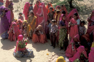 Geleneksel giyinmiş Rajasthani Kadınları Hindistan 'ın Rajasthan ilindeki Pushkar kasabasında düzenlenen geleneksel bir cenaze töreninde. Hindistan, Pushkar, Ocak 1998