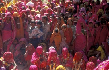 Geleneksel giyinmiş Rajasthani Kadınları Hindistan 'ın Rajasthan ilindeki Pushkar kasabasında düzenlenen geleneksel bir cenaze töreninde. Hindistan, Pushkar, Ocak 1998