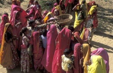 Geleneksel giyinmiş Rajasthani Kadınları Hindistan 'ın Rajasthan ilindeki Pushkar kasabasında düzenlenen geleneksel bir cenaze töreninde. Hindistan, Pushkar, Ocak 1998