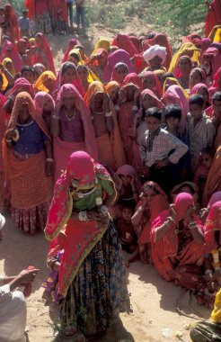Geleneksel giyinmiş Rajasthani Kadınları Hindistan 'ın Rajasthan ilindeki Pushkar kasabasında düzenlenen geleneksel bir cenaze töreninde. Hindistan, Pushkar, Ocak 1998
