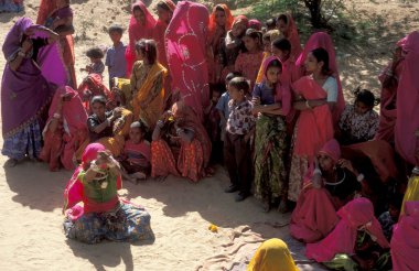 Geleneksel giyinmiş Rajasthani Kadınları Hindistan 'ın Rajasthan ilindeki Pushkar kasabasında düzenlenen geleneksel bir cenaze töreninde. Hindistan, Pushkar, Ocak 1998