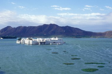 Hindistan 'ın Rajasthan ilindeki Udaipur kasabasındaki Pichhola Gölü' ndeki Jagmandir Sarayı manzarası. Hindistan, Udaipur, Ocak 1998