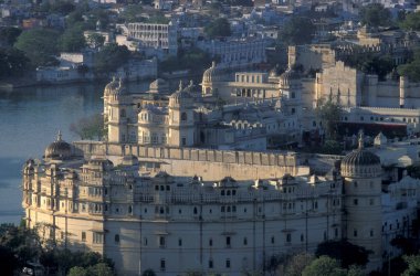 Hindistan 'ın Rajasthan ilindeki Udaipur şehrindeki Şehir Sarayı ve Otel. Hindistan, Udaipur, Ocak 1998
