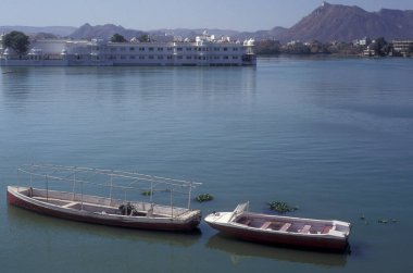 a view of the Jagmandir Palace on the Pichhola Lake in the Town of Udaipur in the Province of Rajasthan in India.  India, Udaipur, January, 1998 clipart