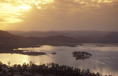 Hindistan 'ın Rajasthan ilindeki Udaipur kasabasındaki Pichhola Gölü' nün manzarası ve doğası. Hindistan, Udaipur, Ocak 1998