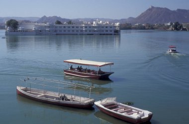 Hindistan 'ın Rajasthan ilindeki Udaipur kasabasındaki Pichhola Gölü' ndeki Jagmandir Sarayı manzarası. Hindistan, Udaipur, Ocak 1998