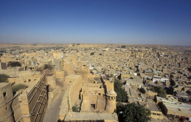 Hindistan 'ın Rajasthan ilindeki Jaisalmer şehri ile Jaisalmer Kalesi manzarası. Hindistan, Jaisalmer, Ocak 1998