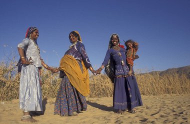 Hindistan 'ın Rajasthan ilindeki Jaisalmer kasabasında bebekle birlikte bir Rajasthani kadının portresi. Hindistan, Jaisalmer, Ocak 1998