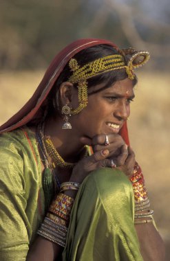 Hindistan 'ın Rajasthan ilindeki Jaisalmer kasabasındaki bir Rajasthani kadınının portresi. Hindistan, Jaisalmer, Ocak 1998
