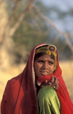 Hindistan 'ın Rajasthan ilindeki Jaisalmer kasabasındaki bir Rajasthani kadınının portresi. Hindistan, Jaisalmer, Ocak 1998