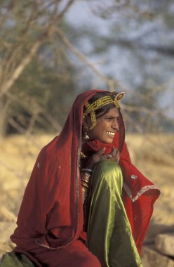 Hindistan 'ın Rajasthan ilindeki Jaisalmer kasabasındaki bir Rajasthani kadınının portresi. Hindistan, Jaisalmer, Ocak 1998