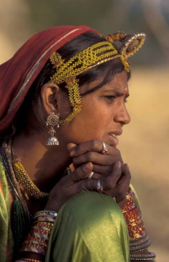 Hindistan 'ın Rajasthan ilindeki Jaisalmer kasabasındaki bir Rajasthani kadınının portresi. Hindistan, Jaisalmer, Ocak 1998