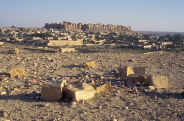 Hindistan 'ın Rajasthan ilindeki Jaisalmer şehri ile Jaisalmer Kalesi manzarası. Hindistan, Jaisalmer, Ocak 1998