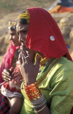 Hindistan 'ın Rajasthan ilindeki Jaisalmer kasabasındaki bir Rajasthani kadınının portresi. Hindistan, Jaisalmer, Ocak 1998