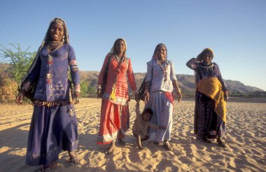 Hindistan 'ın Rajasthan ilindeki Jaisalmer kasabasında bebekle birlikte bir Rajasthani kadının portresi. Hindistan, Jaisalmer, Ocak 1998