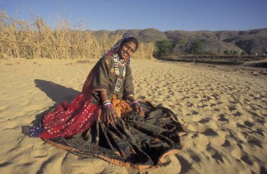 Hindistan 'ın Rajasthan ilindeki Jaisalmer kasabasındaki bir Rajasthani kadınının portresi. Hindistan, Jaisalmer, Ocak 1998