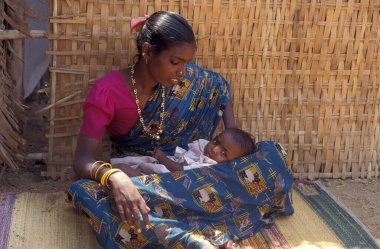 Hindistan 'ın Rajasthan ilindeki Jaisalmer kasabasında bebeğiyle birlikte bir Rajasthani kadının portresi. Hindistan, Jaisalmer, Ocak 1998