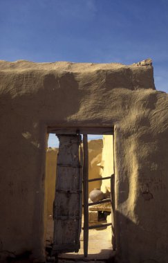 Hindistan 'ın Rajasthan ilindeki Jaisalmer kasabası yakınlarındaki eski Taş Ev. Hindistan, Jaisalmer, Ocak 1998