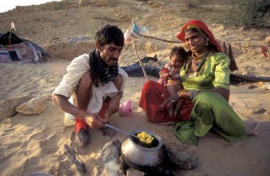 Bir Rajasthani ailesi, Hindistan 'ın Rajasthan ilindeki Jaisalmer kasabasında bebeğiyle birlikte bir yangında. Hindistan, Jaisalmer, Ocak 1998