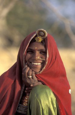 Hindistan 'ın Rajasthan ilindeki Jaisalmer kasabasındaki bir Rajasthani kadınının portresi. Hindistan, Jaisalmer, Ocak 1998