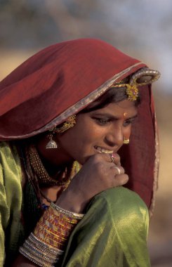 Hindistan 'ın Rajasthan ilindeki Jaisalmer kasabasındaki bir Rajasthani kadınının portresi. Hindistan, Jaisalmer, Ocak 1998