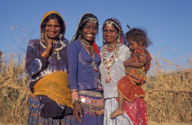 Hindistan 'ın Rajasthan ilindeki Jaisalmer kasabasında bebekle birlikte bir Rajasthani kadının portresi. Hindistan, Jaisalmer, Ocak 1998